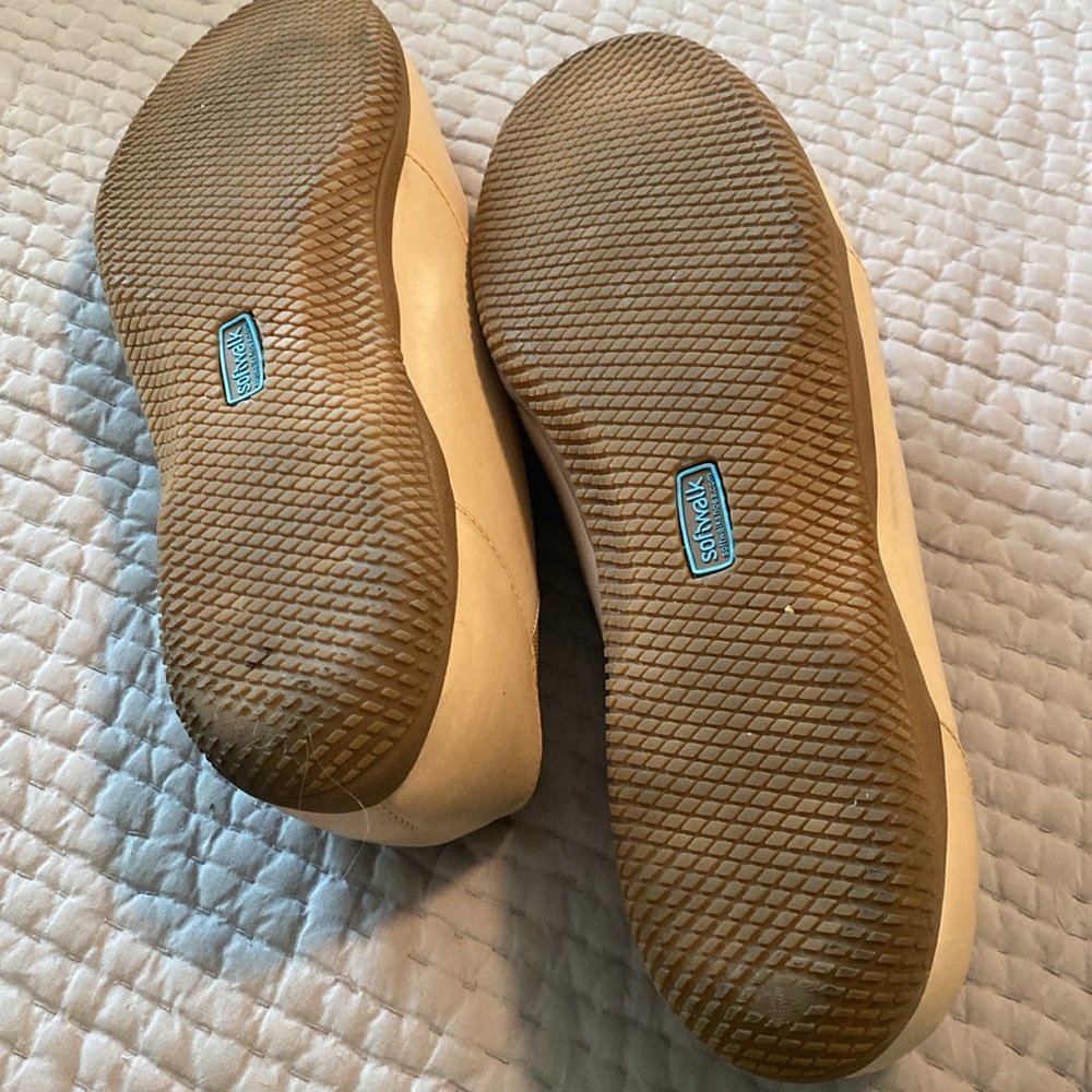 SoftWalk Women's Beige Leather Shoes - Picture 4 of 5